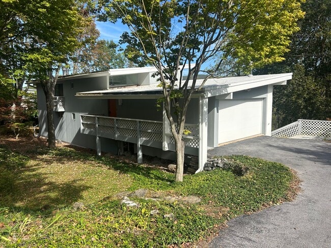 Building Photo - 3 bed, 2 1/2 bath house