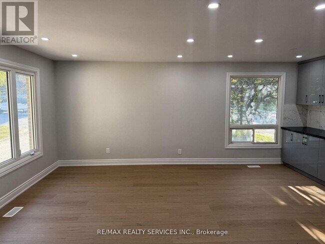 Photo - 41 MacLaren Ave