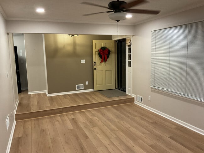 Photo - 215 Thornton Dr