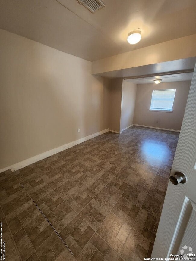 Building Photo - 2 Bedroom 2 bath in BIG COUNTRY GDN HMS Rental