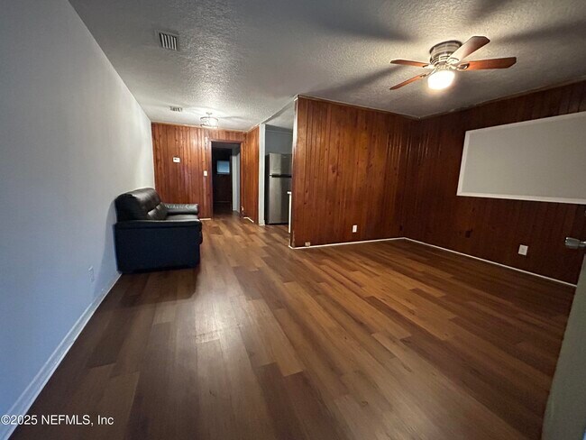 Photo - 3220 Myra St