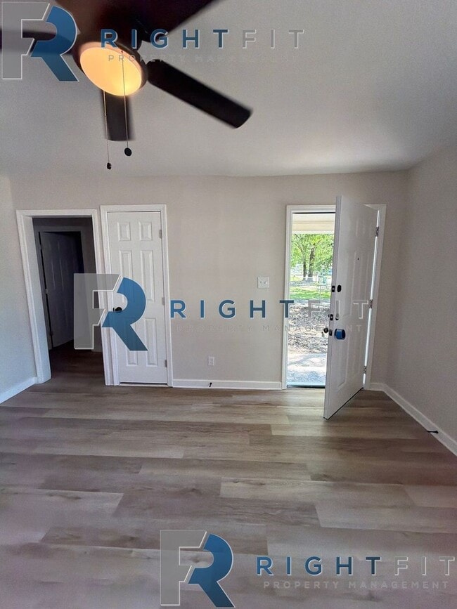 Building Photo - Newly Renovated Home
