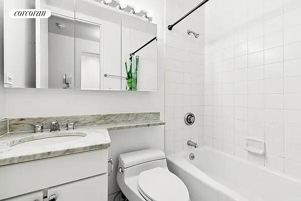 Photo - 350 W 50th St Unidad 2QQ