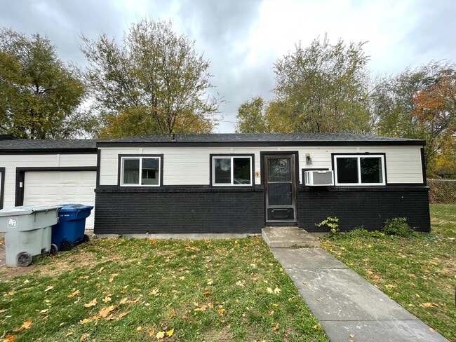 Building Photo - 144 Delaware Ave Unit C