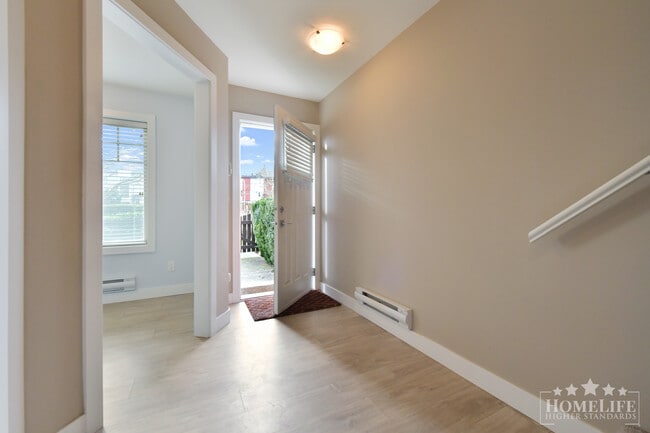 Photo - Bright 3 Level 2 Bedroom Plus Den Townhome with Garage Carport Balcony and Front Yard in South Su... Unité 14