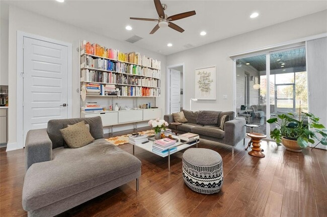 Photo - 1100 Saucedo St