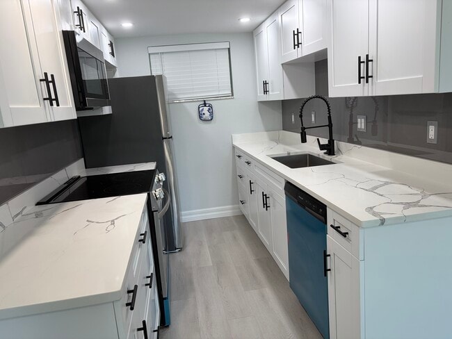Building Photo - 3437 Bee Ridge Rd Unit Village Green