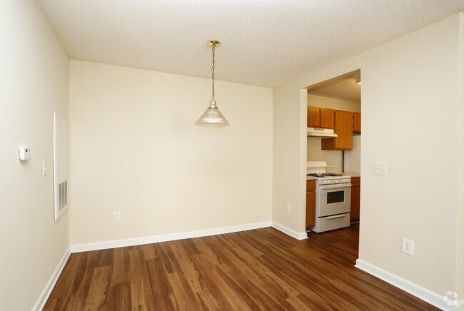 2BR, 2BA - 938sf- Dining Area