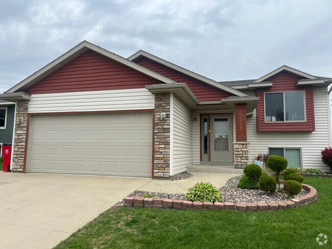 Building Photo - 5211 Castleview Dr NW Rental