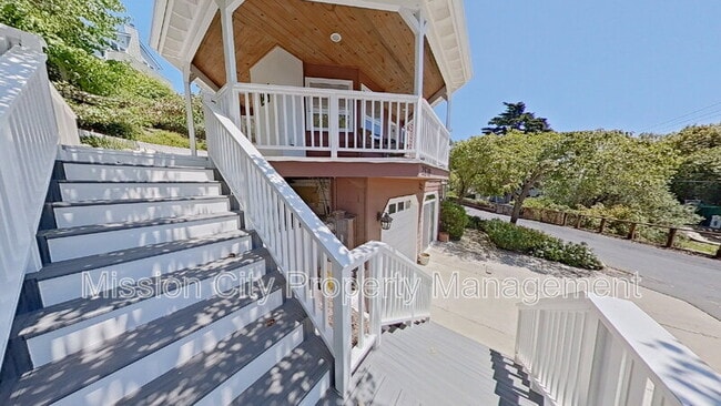Photo - 2570 Lillie Ave
