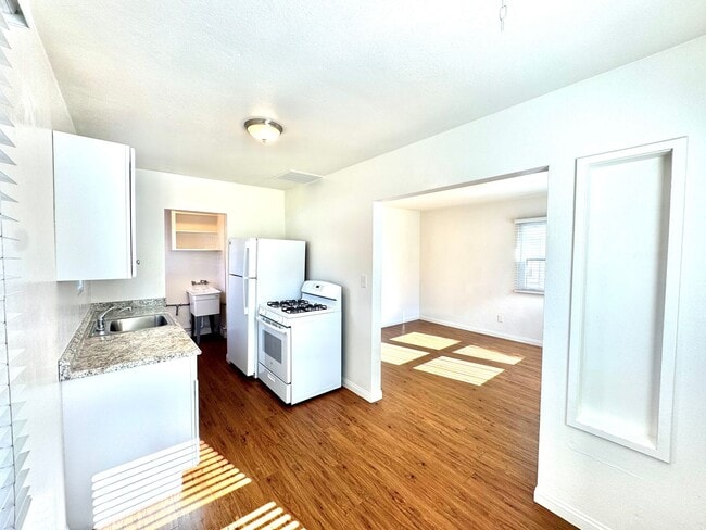 Building Photo - 4322-4324 Temecula Street Unit 4324