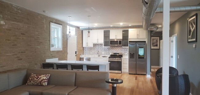 Photo - 617 E 67th St Unidad 2