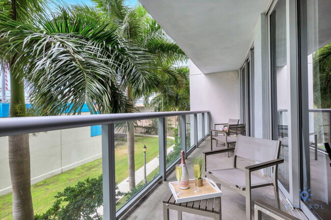 Building Photo - 2602 E Hallandale Beach Blvd Rental