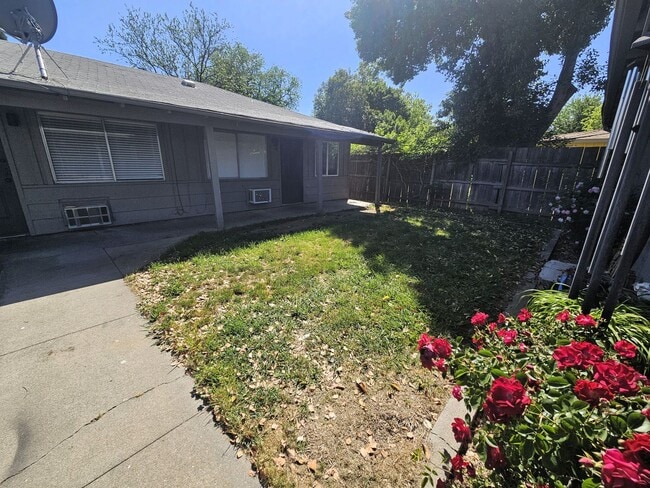 Building Photo - 1 Bedroom 1 Bath Triplex Unit #4