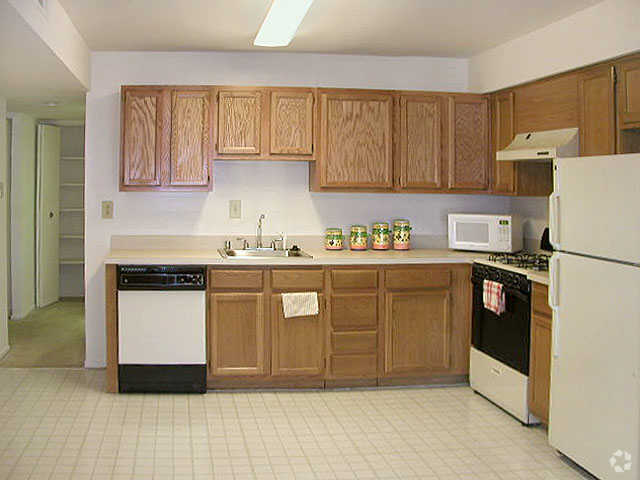 Kitchen - Columbia Landing Apartments