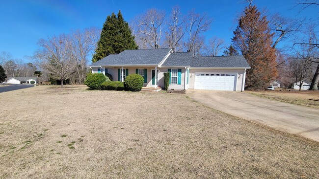 3 Bed, 2 Bath Home Available in Greer - 3 Bed, 2 Bath Home Available in Greer