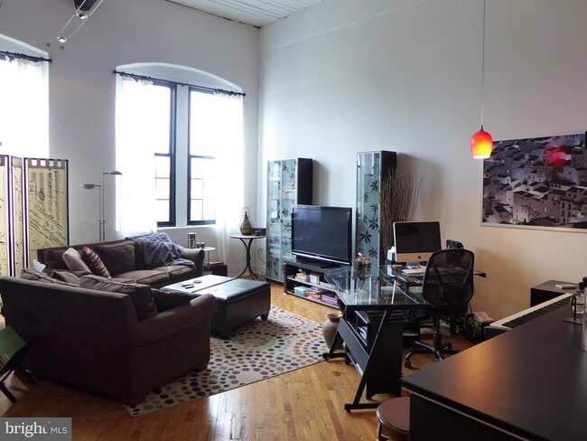 Building Photo - 200 Lincoln Ave Unit 323