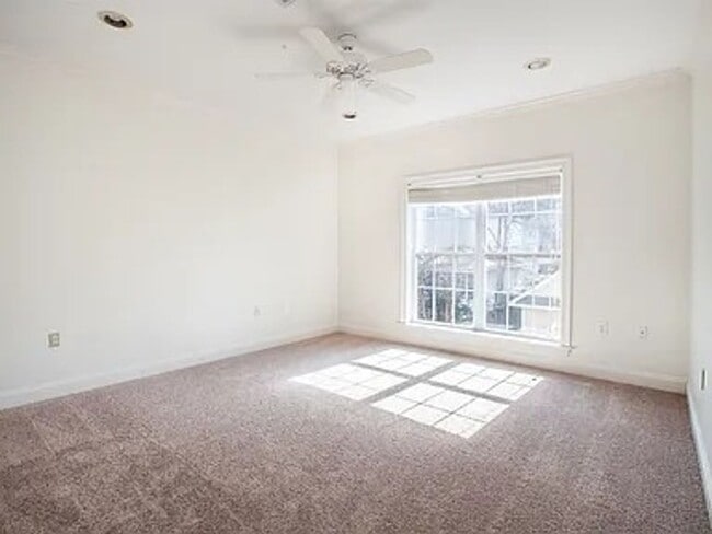 Photo - 105 Broadfoot Cir