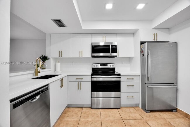 Building Photo - 9280 SW 123rd Ct Unit 404