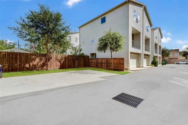 Photo - 611 Bayou St