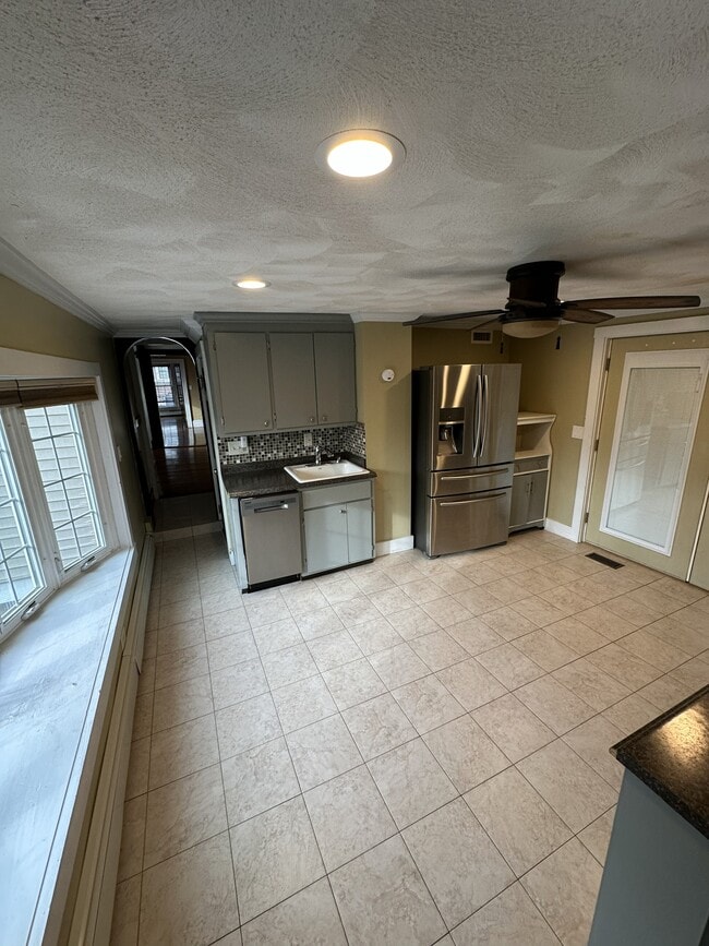 lado de la cocina - 51 Granville Ave Unidad 2