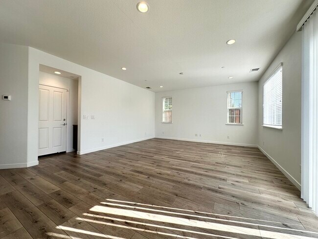 Photo - 1008 Oakbriar Cir