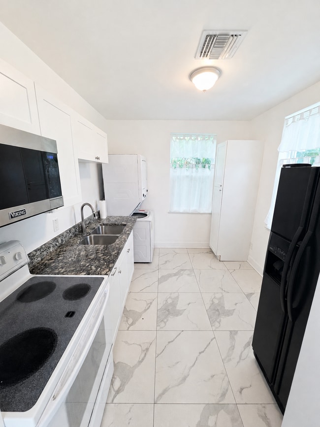 Kitchen - 201 S 14th St Unit A