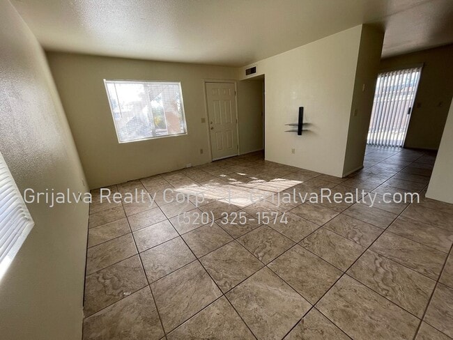 Building Photo - 3801-3807 S. Queen Palm Unit 3801 Queen Palm