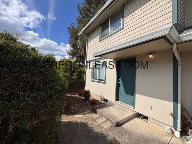 Building Photo - Newly remodeled 3 bedroom townhouse in Springfield Unit 270 s 41st place #1