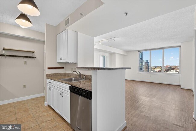 Photo - 555 Massachusetts Ave NW Unidad 1317