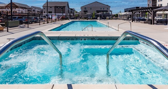 Towns - Hot tub Pool (main)