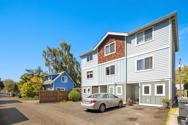 737 S Homer St