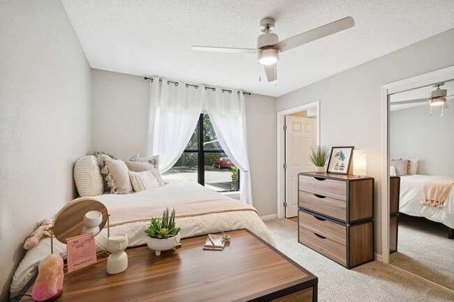 renew-tallahassee-apartment-homes-for-rent-tallahassee-fl-32303-bedroom (2)