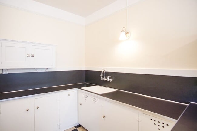 Photo - Snag this Stately One-Bedroom off of Bustl... Unidad 06