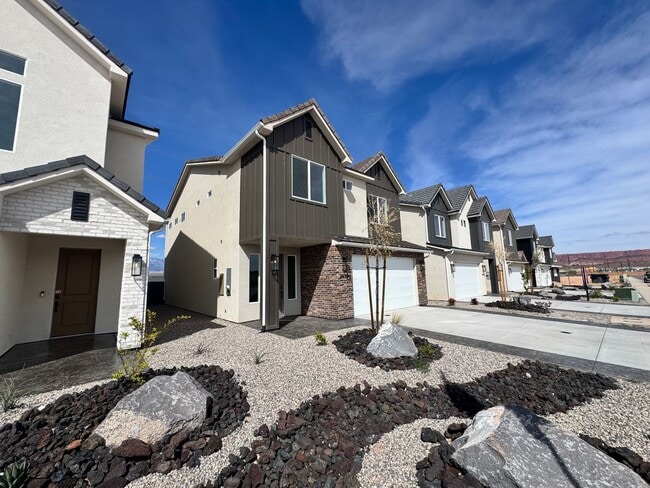 Photo - Brand New LARGE S&S Home!!