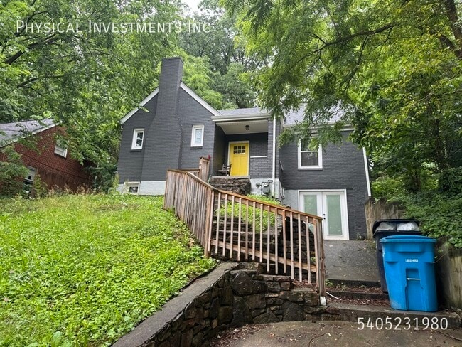 Photo - 1712 Main St SW House