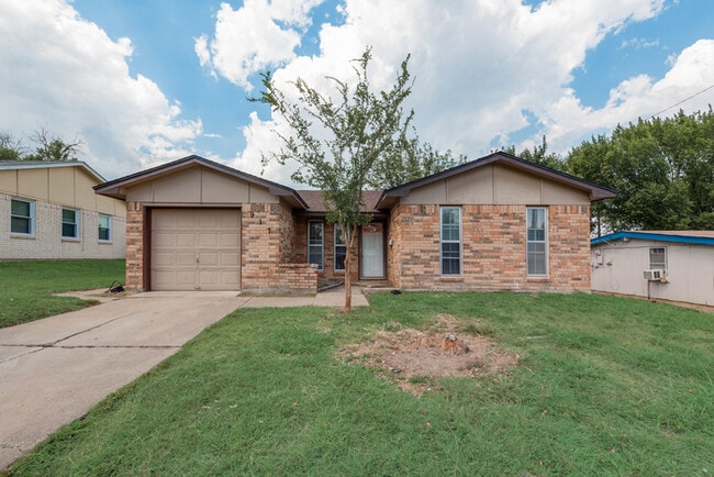 Building Photo - 3 bedroom Home with Prime Location