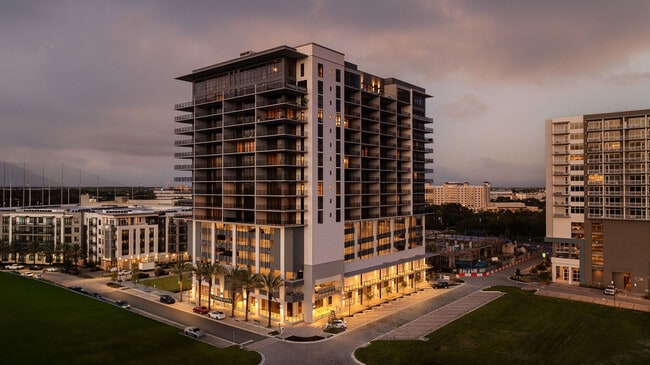 Building Photo - Park & Main