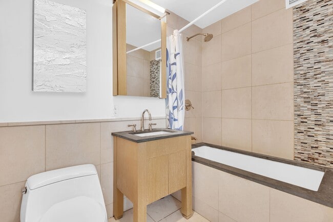 Photo - 350 W 42nd St