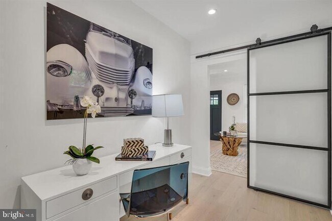 Photo - 4252 Dix St NE