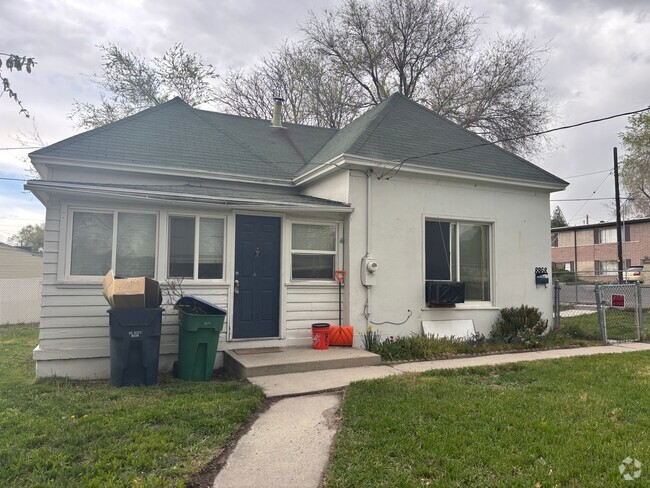 Building Photo - Cozy, Updated 3 bedroom Sandy home is a mu...