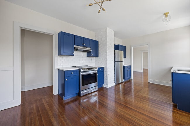 Photo - 852 Farmington Ave