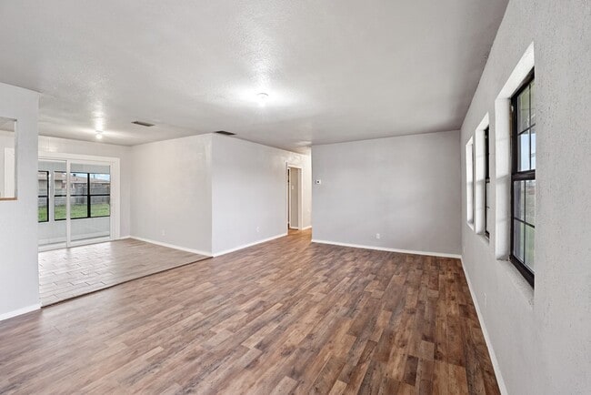 Photo - 1401 E 18th St