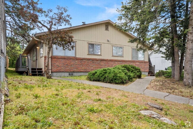 Building Photo - Updated Turnkey 2 Bed 1-bathroom spacious ... Rental
