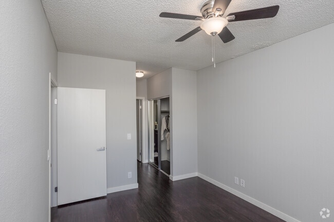 1BR, 1BA - 600 SF