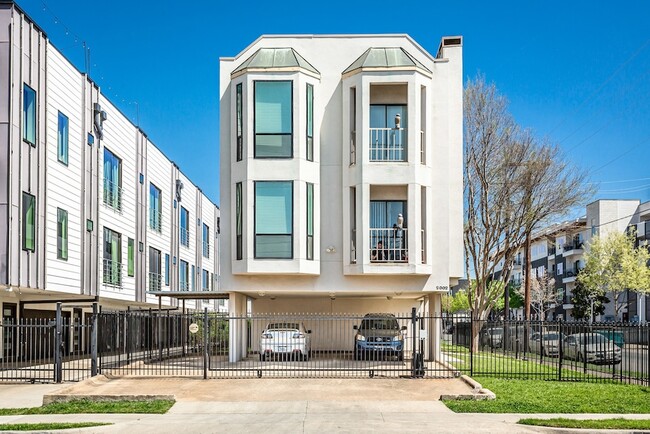 Building Photo - 2002 N Fitzhugh Ave Unit 2