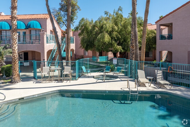 Piscina y spa - Winterhaven Terrace Apartments
