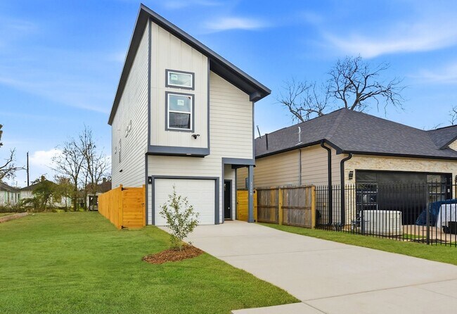 Photo - 3320 Francis St