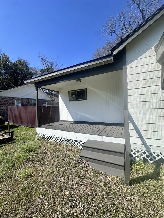 Photo - 3835 Sherwood St