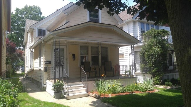 Building Photo - 3141 S Indiana Ave Unit Lower Rental
